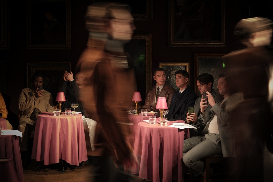 胡兵出席伦敦时装周秀场英国肖像馆里的儒雅民国风(图1)