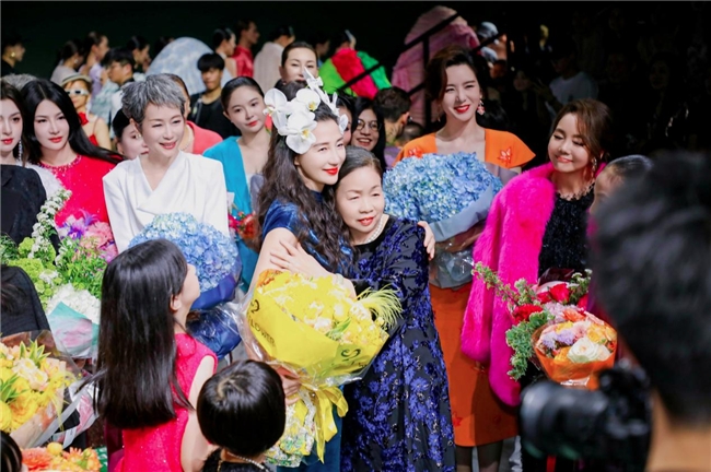 九游体育网站：第一次因为看秀给看哭！TonyTony’s2024秋冬系列时装秀太好哭了(图2)