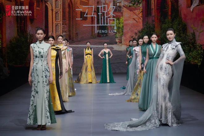 九游体育：千里丝路时尚共连！广东品牌、设计师闪耀2024亚欧时装周(图2)