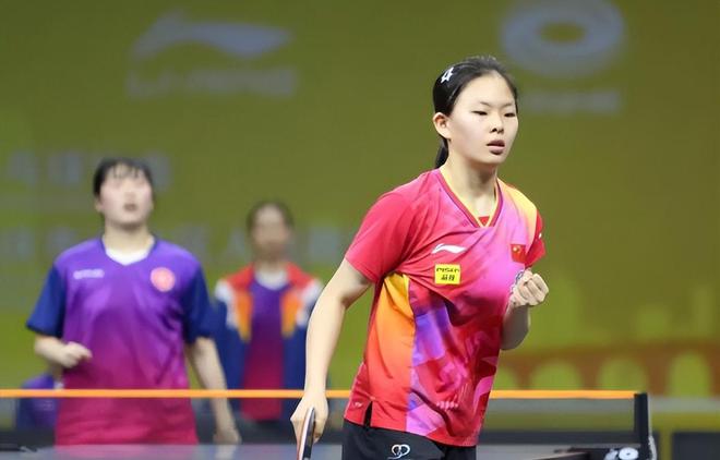 又见许昕！他以嘉宾身份给国乒年轻队员颁奖西装革履英俊潇洒(图2)