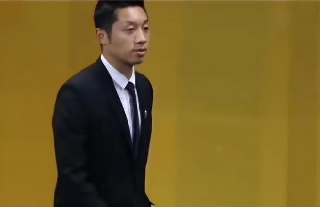 又见许昕！他以嘉宾身份给国乒年轻队员颁奖西装革履英俊潇洒(图4)