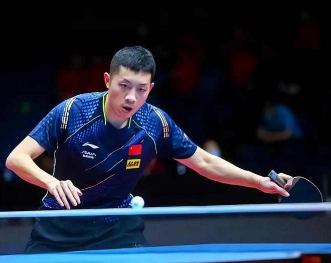 又见许昕！他以嘉宾身份给国乒年轻队员颁奖西装革履英俊潇洒(图1)