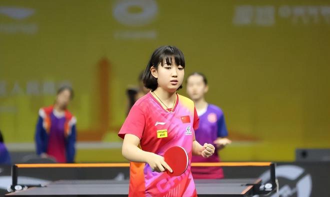 又见许昕！他以嘉宾身份给国乒年轻队员颁奖西装革履英俊潇洒(图3)