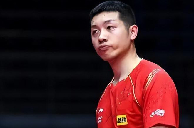 又见许昕！他以嘉宾身份给国乒年轻队员颁奖西装革履英俊潇洒(图6)