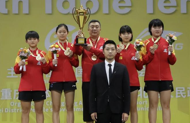 又见许昕！他以嘉宾身份给国乒年轻队员颁奖西装革履英俊潇洒(图5)