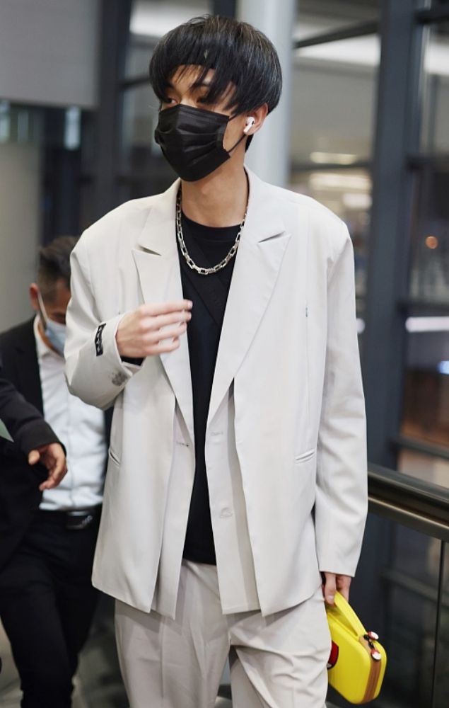 九游体育网站：秦霄贤真是被相声耽误的穿搭博主日常穿西装好潇洒挺有模特范(图3)