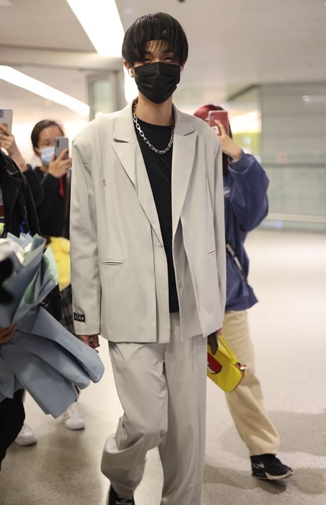 九游体育网站：秦霄贤真是被相声耽误的穿搭博主日常穿西装好潇洒挺有模特范(图1)