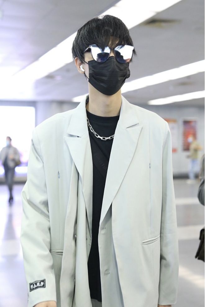 九游体育网站：秦霄贤真是被相声耽误的穿搭博主日常穿西装好潇洒挺有模特范(图2)