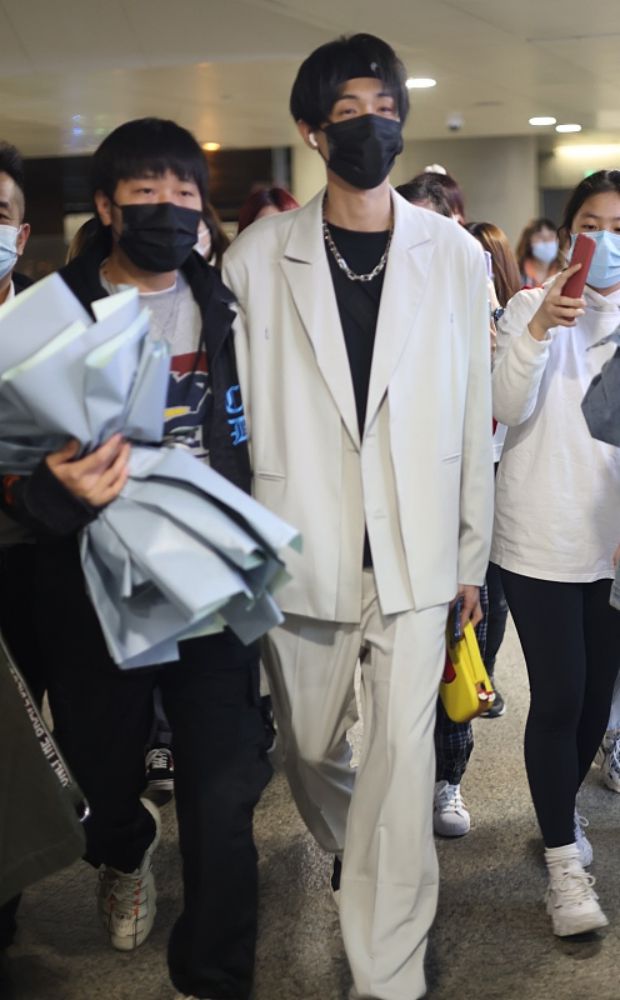 九游体育网站：秦霄贤真是被相声耽误的穿搭博主日常穿西装好潇洒挺有模特范(图6)