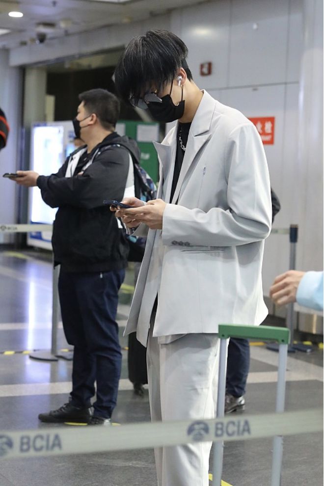 九游体育网站：秦霄贤真是被相声耽误的穿搭博主日常穿西装好潇洒挺有模特范(图5)