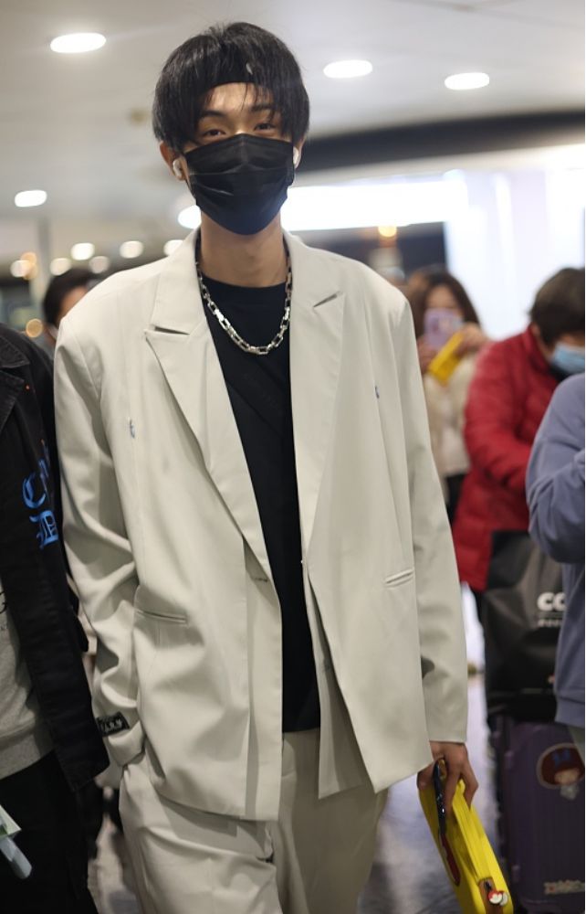 九游体育网站：秦霄贤真是被相声耽误的穿搭博主日常穿西装好潇洒挺有模特范(图4)