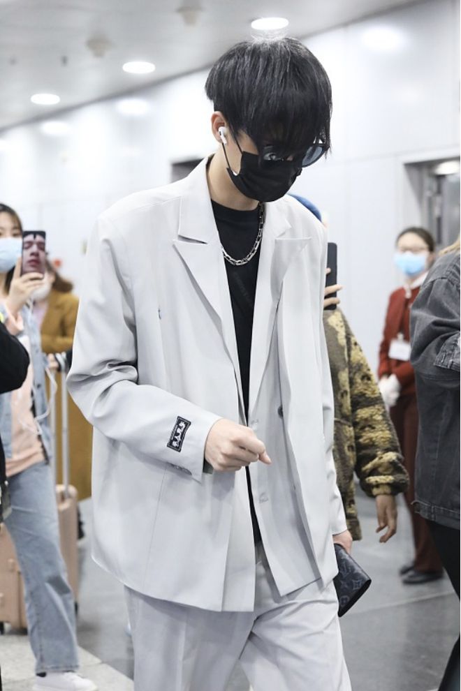 九游体育网站：秦霄贤真是被相声耽误的穿搭博主日常穿西装好潇洒挺有模特范(图10)