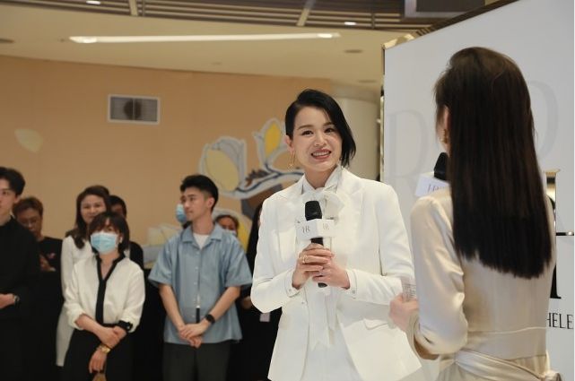 女明星美不美看生图就知道了胡杏儿穿西装好潇洒配淡妆更温和(图1)