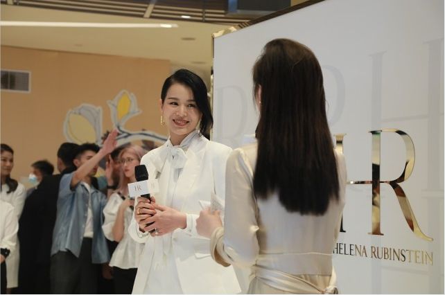 女明星美不美看生图就知道了胡杏儿穿西装好潇洒配淡妆更温和(图2)