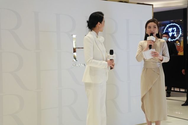 女明星美不美看生图就知道了胡杏儿穿西装好潇洒配淡妆更温和(图5)