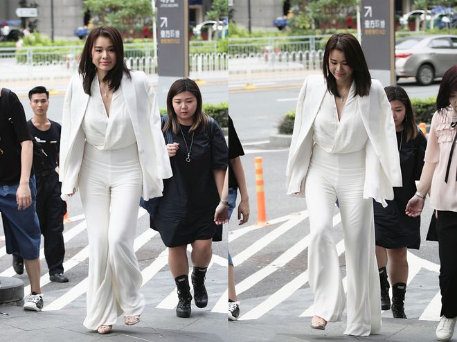 女明星美不美看生图就知道了胡杏儿穿西装好潇洒配淡妆更温和(图8)