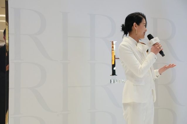 女明星美不美看生图就知道了胡杏儿穿西装好潇洒配淡妆更温和(图4)