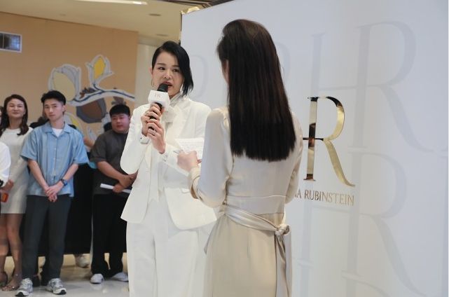 女明星美不美看生图就知道了胡杏儿穿西装好潇洒配淡妆更温和(图3)