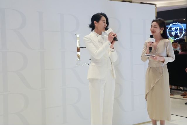 女明星美不美看生图就知道了胡杏儿穿西装好潇洒配淡妆更温和(图6)