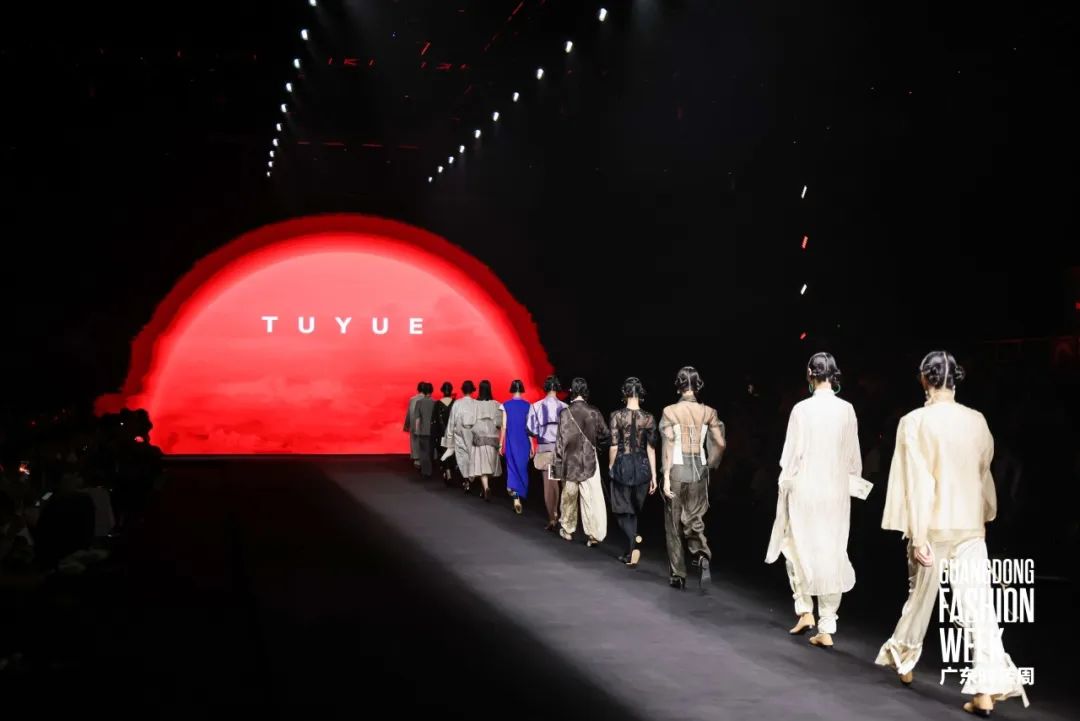 九游体育:2024广东时装周-春季开幕式“粤港澳大湾区时尚汇演2024-广州站”震撼登台(图4)