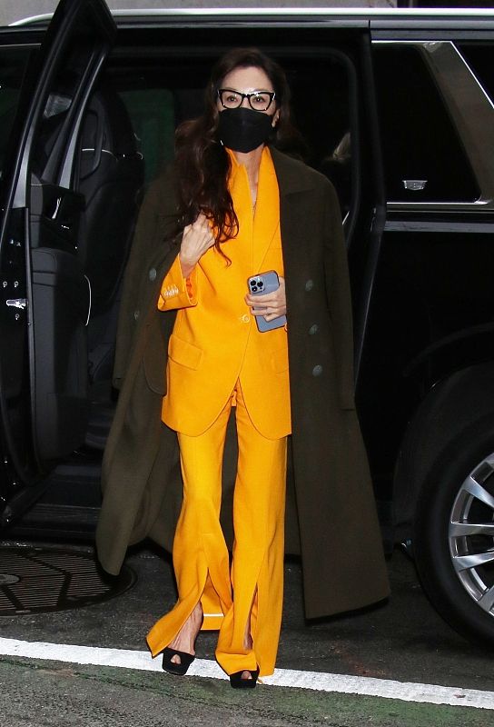 九游体育网站：感觉杨紫琼都瘦“脱相”了穿西装都塞不满不过气质依旧很好(图4)