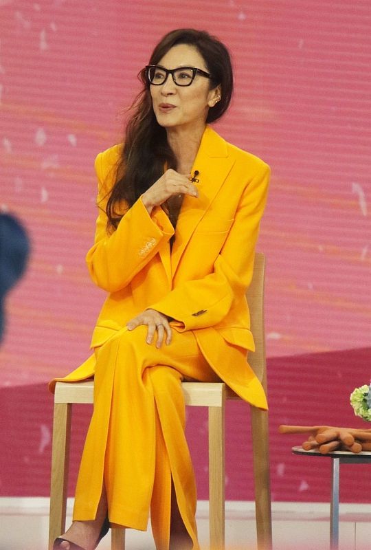 九游体育网站：感觉杨紫琼都瘦“脱相”了穿西装都塞不满不过气质依旧很好(图5)