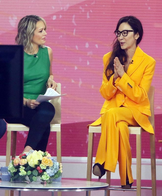 九游体育网站：感觉杨紫琼都瘦“脱相”了穿西装都塞不满不过气质依旧很好(图6)