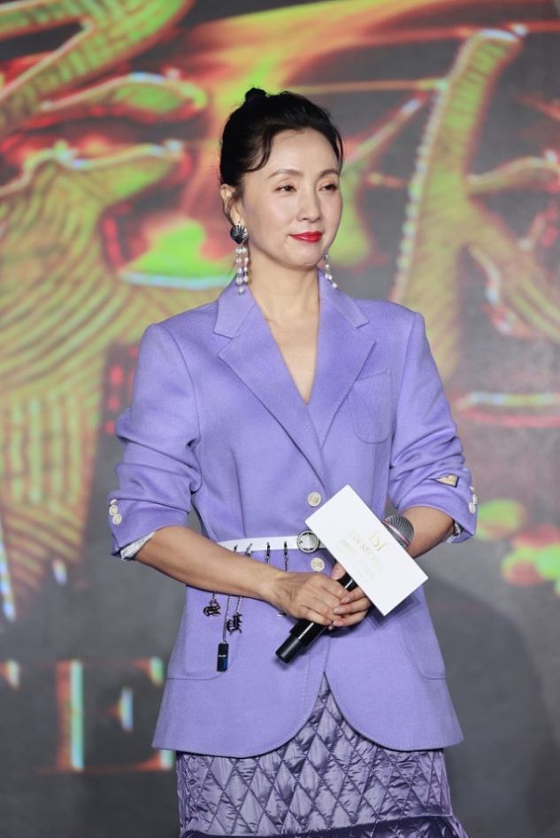 陶虹站在张庭身边穿紫色服装气质温婉虽赢了年龄但输了造型(图5)