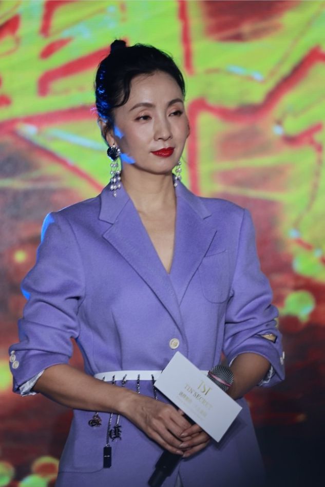 陶虹站在张庭身边穿紫色服装气质温婉虽赢了年龄但输了造型(图3)