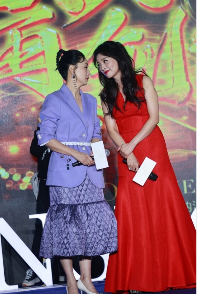 陶虹站在张庭身边穿紫色服装气质温婉虽赢了年龄但输了造型(图2)