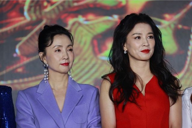 陶虹站在张庭身边穿紫色服装气质温婉虽赢了年龄但输了造型(图1)