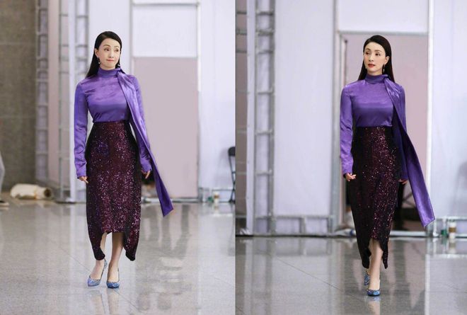 陶虹站在张庭身边穿紫色服装气质温婉虽赢了年龄但输了造型(图9)