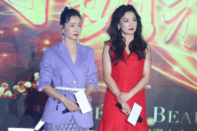 陶虹站在张庭身边穿紫色服装气质温婉虽赢了年龄但输了造型(图6)