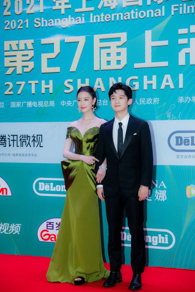 倪妮真是浓颜系大美女化浓妆配绿裙好显白肌肤反光太迷人(图4)