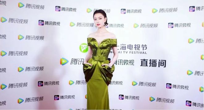 倪妮真是浓颜系大美女化浓妆配绿裙好显白肌肤反光太迷人(图2)