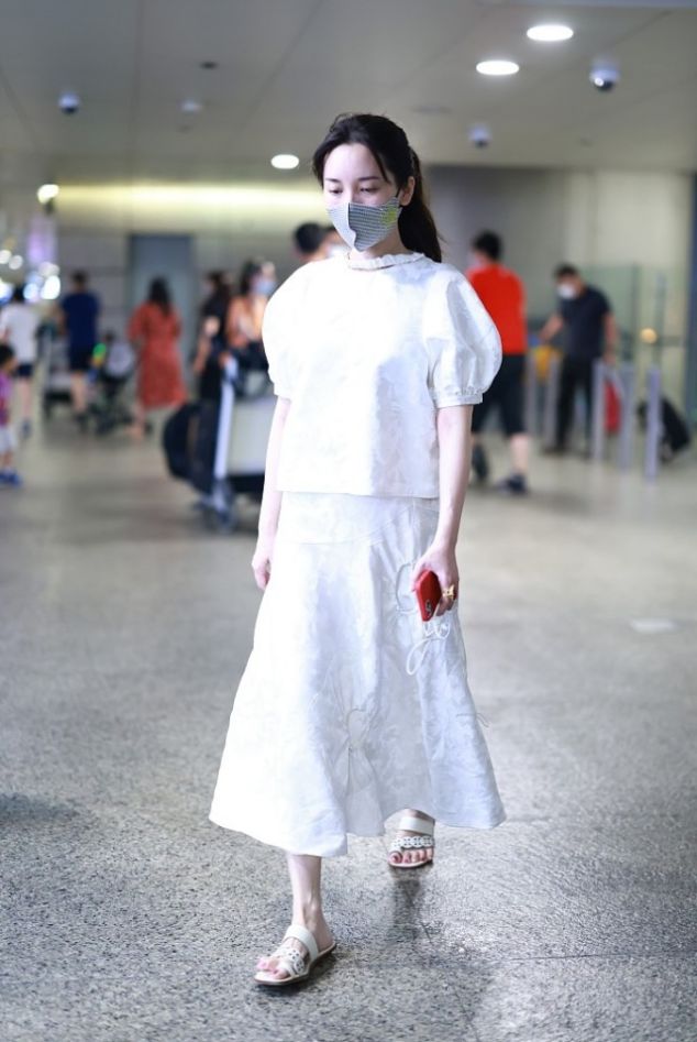 42岁的金莎气质还挺清纯穿一身白好高级但素颜挺显眼角皱纹(图6)