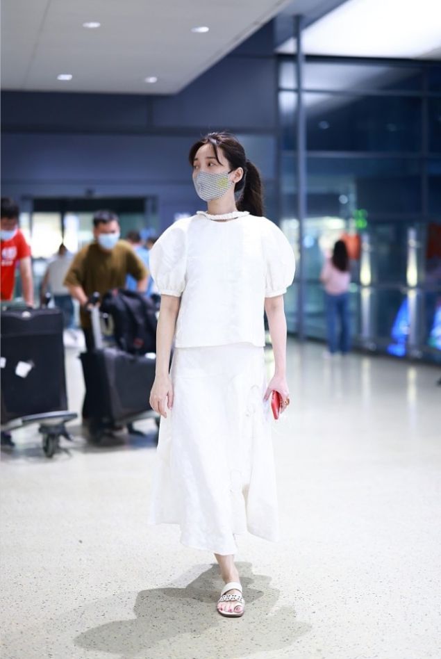 42岁的金莎气质还挺清纯穿一身白好高级但素颜挺显眼角皱纹(图5)