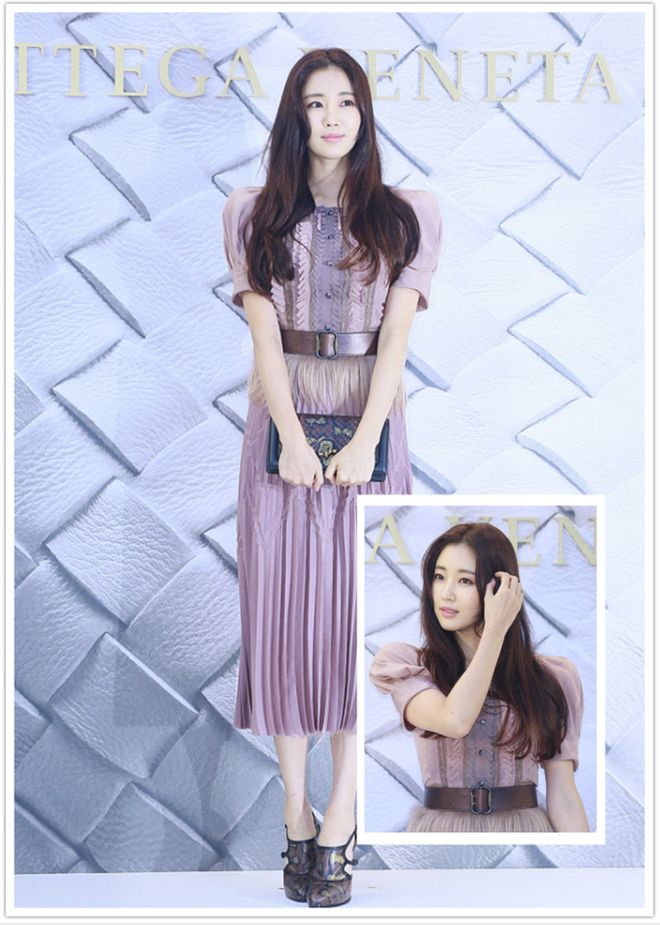 42岁的金莎气质还挺清纯穿一身白好高级但素颜挺显眼角皱纹(图9)