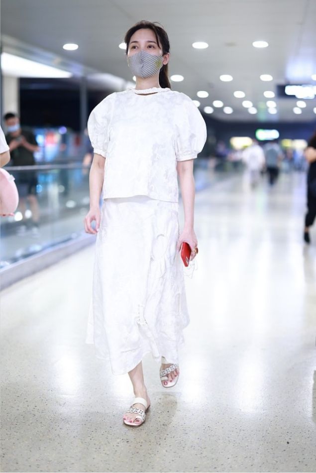 42岁的金莎气质还挺清纯穿一身白好高级但素颜挺显眼角皱纹(图3)