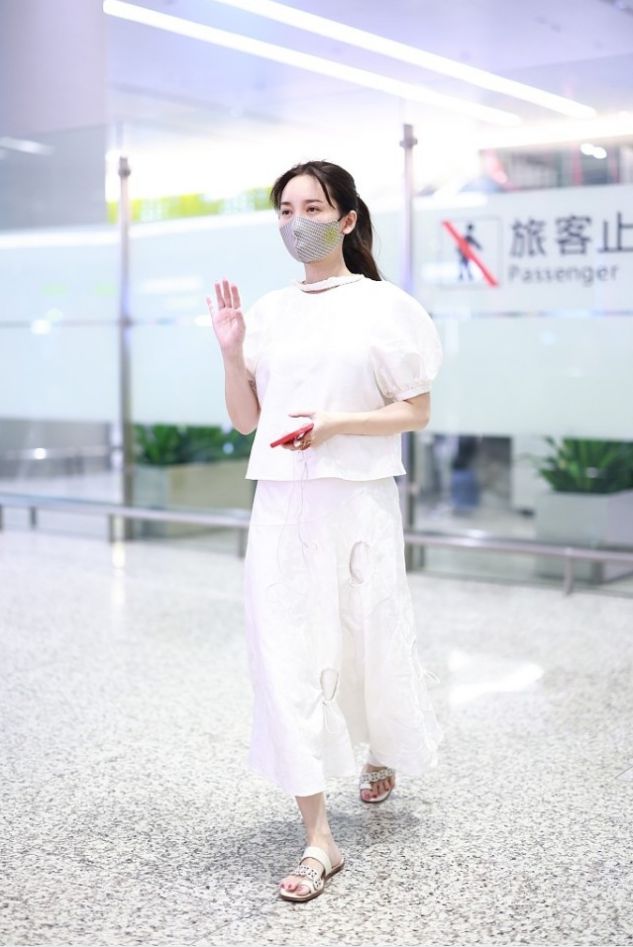 42岁的金莎气质还挺清纯穿一身白好高级但素颜挺显眼角皱纹(图1)