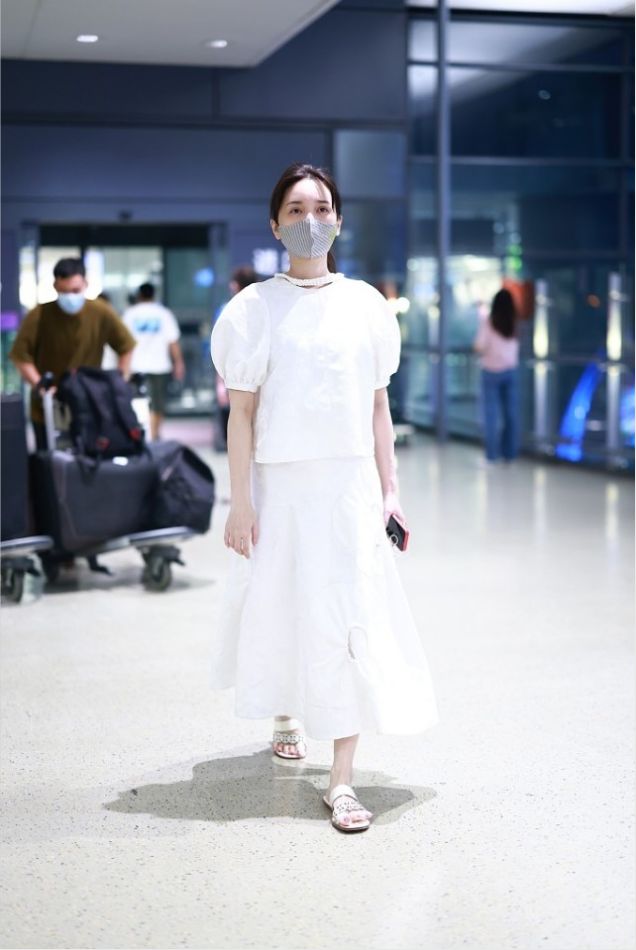 42岁的金莎气质还挺清纯穿一身白好高级但素颜挺显眼角皱纹(图4)