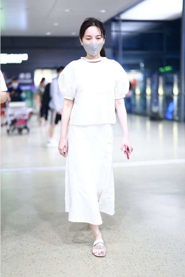 42岁的金莎气质还挺清纯穿一身白好高级但素颜挺显眼角皱纹(图2)