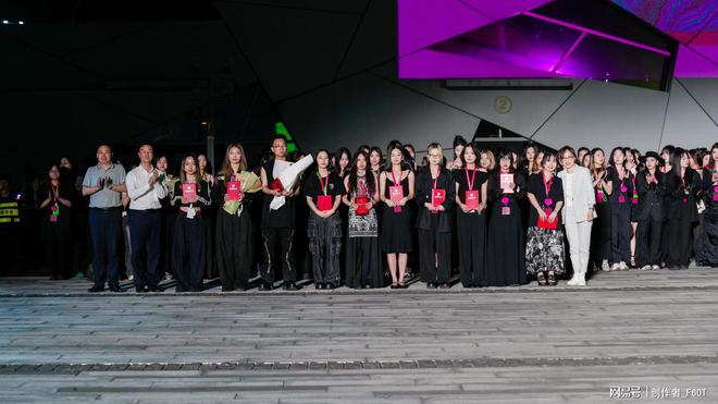 九游体育网站:浙江理工大学服装学院2024届毕业季——“智·悦”绽放中国临平(图6)