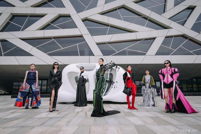 九游体育网站:浙江理工大学服装学院2024届毕业季——“智·悦”绽放中国临平(图8)