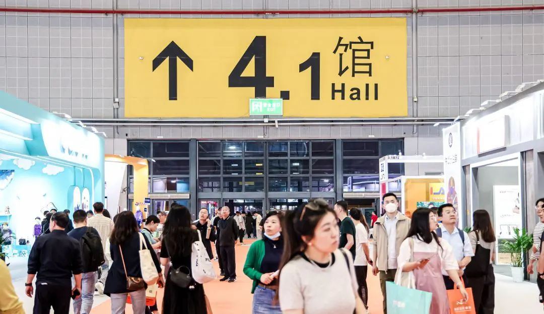 钦轩集团闪耀亮相2024上海校服展！(图2)