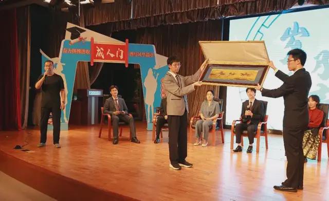 北京市东直门中学2024届高三成人仪式暨毕业典礼隆重举行(图3)