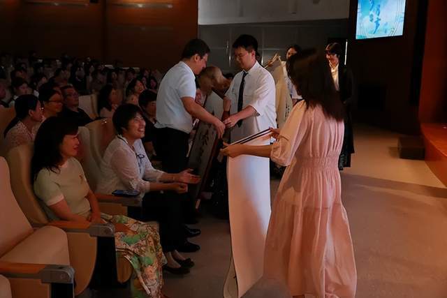 北京市东直门中学2024届高三成人仪式暨毕业典礼隆重举行(图2)