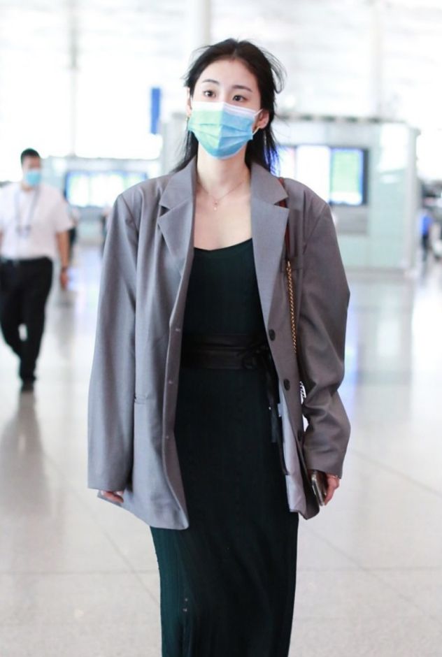 张碧晨可别再瘦了小身板配宽松西装有点违和感觉都没撑起来(图10)