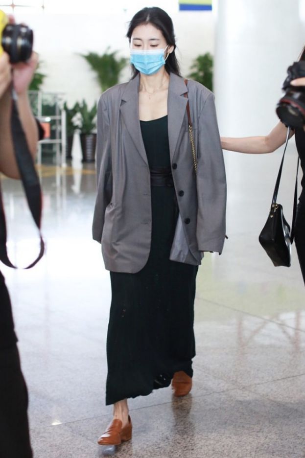 张碧晨可别再瘦了小身板配宽松西装有点违和感觉都没撑起来(图4)