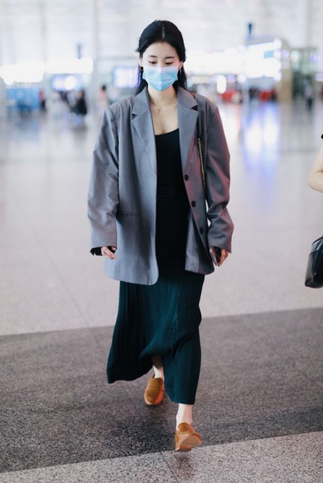 张碧晨可别再瘦了小身板配宽松西装有点违和感觉都没撑起来(图3)